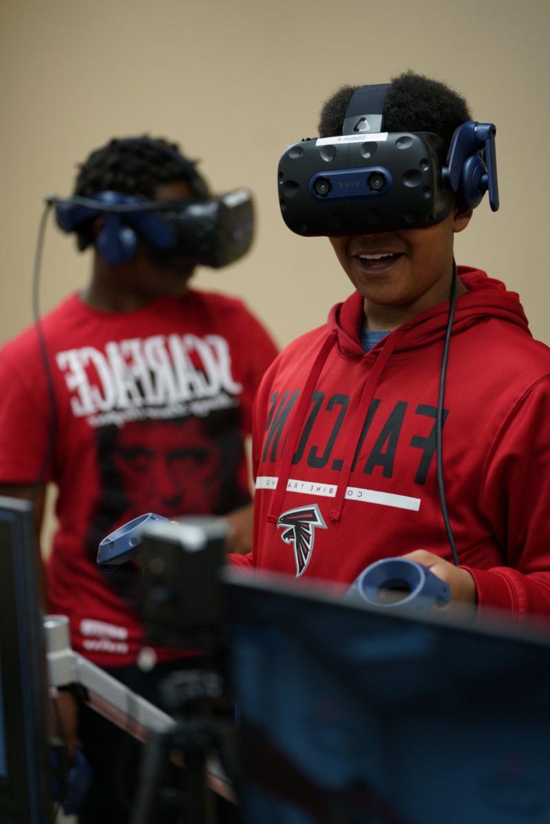一位非裔美国男性戴着虚拟现实设备微笑.